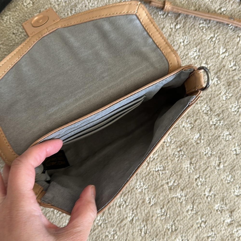 🤎 The perfect nude clutch that can also be a Crossbody bag. - Picture 3 of 5